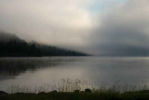 İsviçre 'nin Lac de Joux kentinde sabahın erken saatlerinde: Gün doğumunda sisli güzel bir manzara - Fotoğraf, Görsel