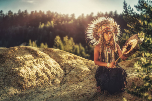belle fille chamanique jouant sur chaman cadre tambour dans la nature. - Photo, image