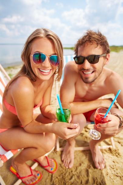 liefhebbers op het strand met cocktails - Foto, afbeelding