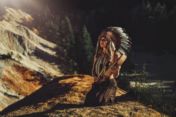 bella ragazza sciamanica che gioca sul tamburo telaio sciamano nella natura. - Foto, immagini