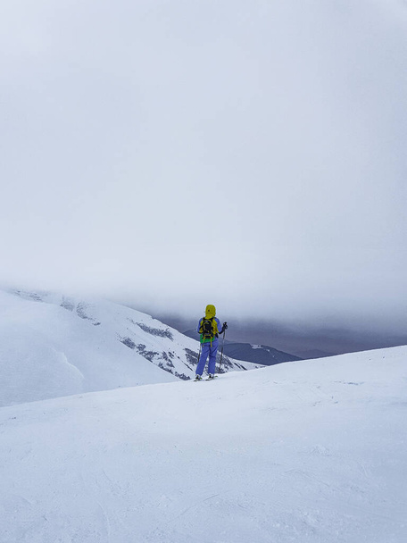 sciatore in cima alla montagna copia spazio - Foto, immagini