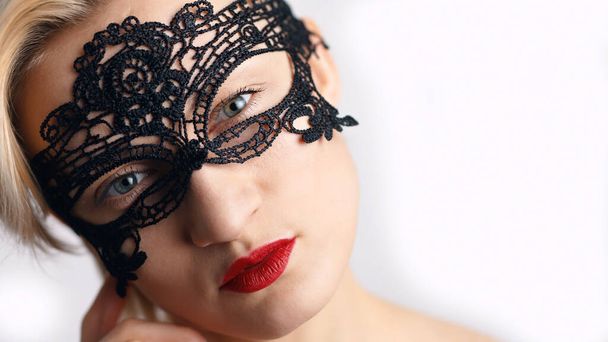 Beautiful Girl Wearing A Venetian Masquerade Mask And Red Lipstick Fancy Costume - Foto, imagen