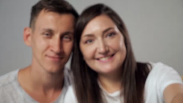 close-up van positieve zwangerschapstest op wazige achtergrond van gelukkige man en vrouw - Video