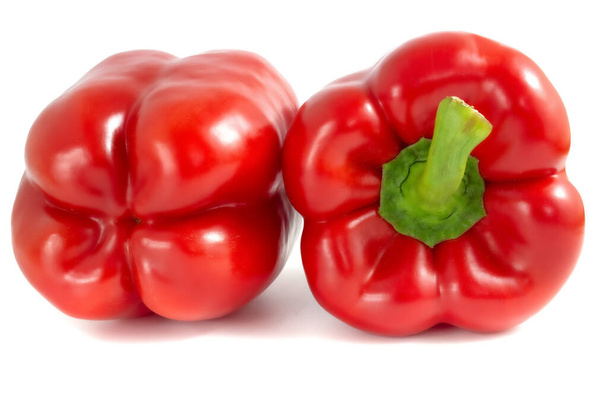 Dvě červené sladké papriky izolované na bílém pozadí. Detailní záběr Papriky - Fotografie, Obrázek