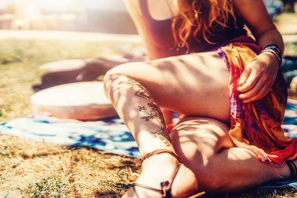 Henna am Frauenbein - Foto, Bild