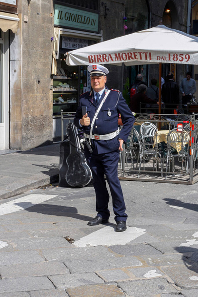 Florence, Italie - 8 mai 2010 : Un policier carabinier dans les rues de Florence, Italie - Photo, image