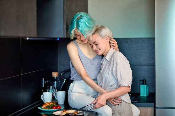 Jóvenes Caucásicos Lesbianas Pareja Preparando el Desayuno En La Cocina, Disfrutar de los fines de semana - Foto, imagen