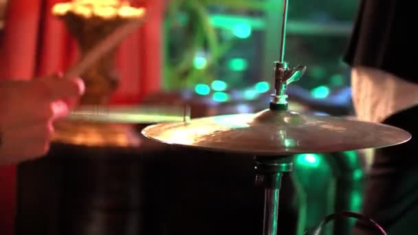Krycí kapela a bubeník hrát na hudební nástroje restaurace během svatební party - Záběry, video
