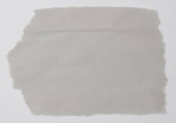 Один шматок рваного паперу
  - Фото, зображення