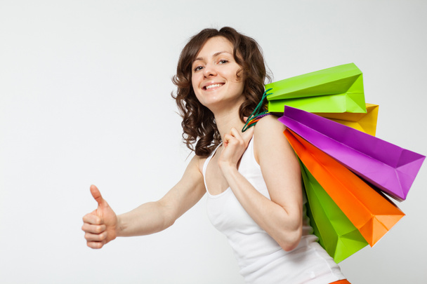kobieta z torby na zakupy trzymać rękę z kciuk gest - Zdjęcie, obraz