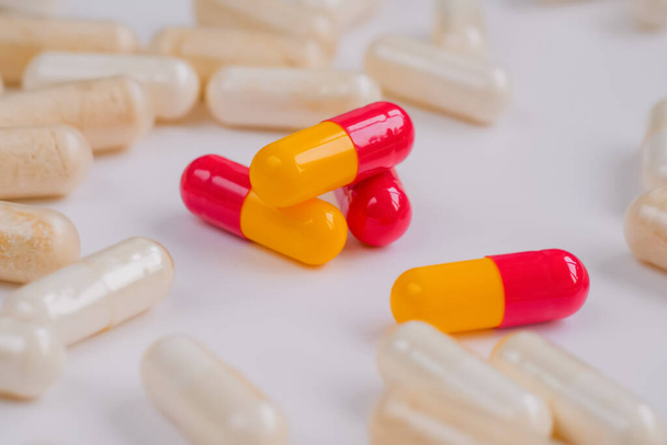 Tabletták, tabletták, gyógyszerek, gyógyszerek, gyógyszerek fehér felületen - közelkép - Fotó, kép
