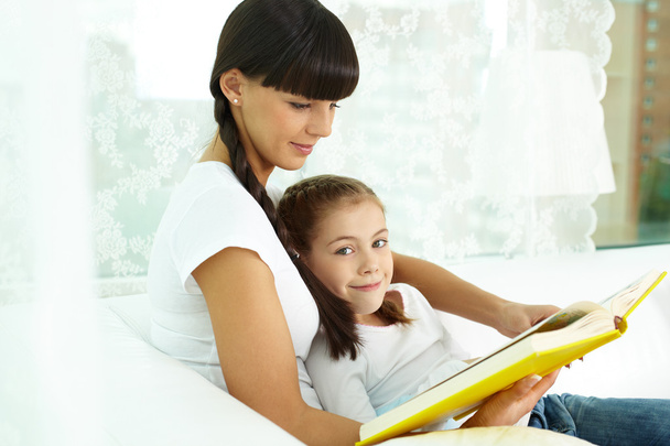 Mädchen und ihre Mutter lesen Buch - Foto, Bild