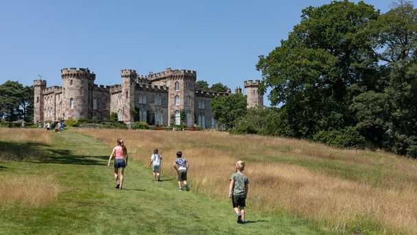 Kinderen rennen de heuvel op naar een kasteel - Foto, afbeelding