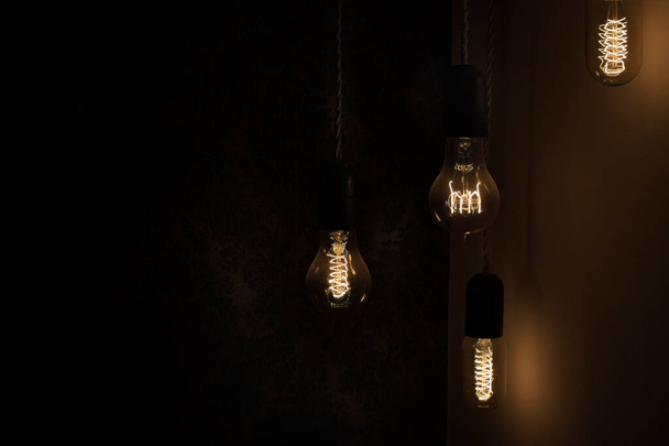 Візерункові лампочки світяться золотими в темряві
 - Фото, зображення