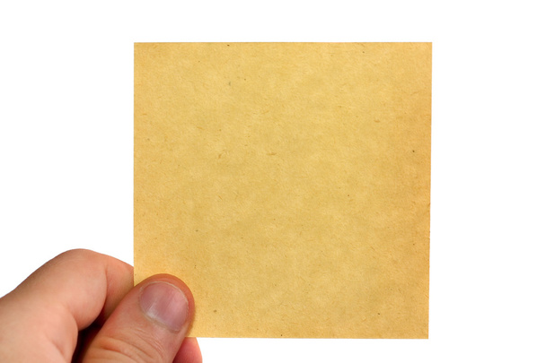 Мужчина держит пустую, желтую бумагу на белом фоне
 - Фото, изображение