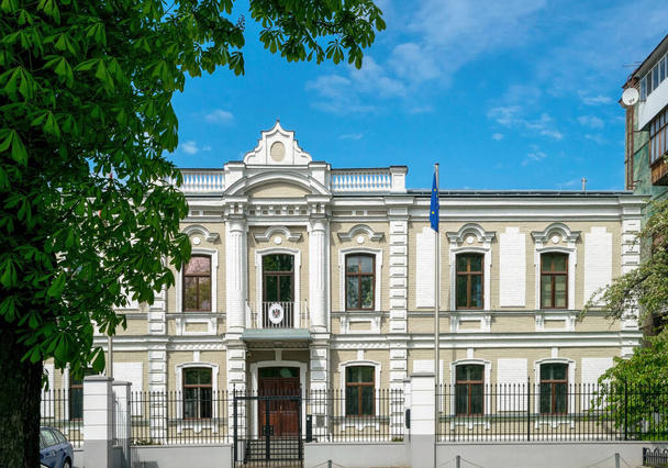 Kiev, Ucraina - 14 maggio 2021: facciata dell'edificio dell'ambasciata austriaca a Kiev, la capitale dell'Ucraina. Missione diplomatica straniera in centro. Antico edificio del palazzo in stile barocco - Foto, immagini