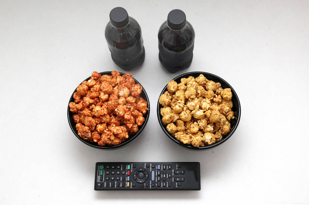 Two Popcorn Options - Chili and Caramel Ready-to-Eat Поряд з Movie-Watching Drinks - Фото, зображення