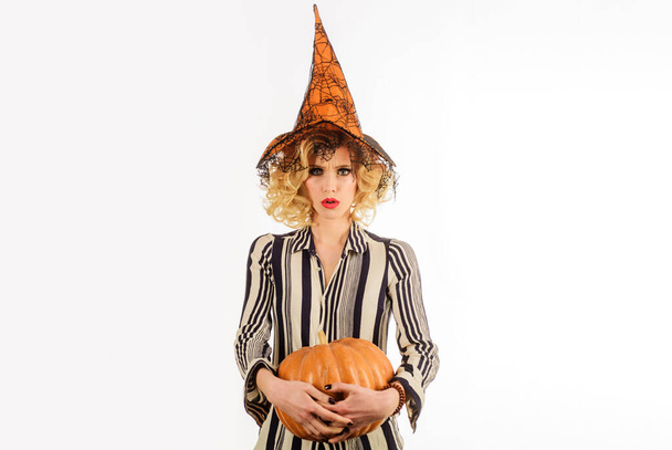 Festas de Halloween. Mulher de chapéu de bruxa com abóbora. 31 de outubro. Mulher bonita em trajes de bruxas com Jack-o-lanterna. - Foto, Imagem