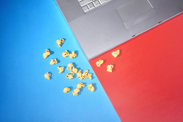 Top view Macbook kannettava tietokone popcorn valmis netflix elokuva yö - Valokuva, kuva