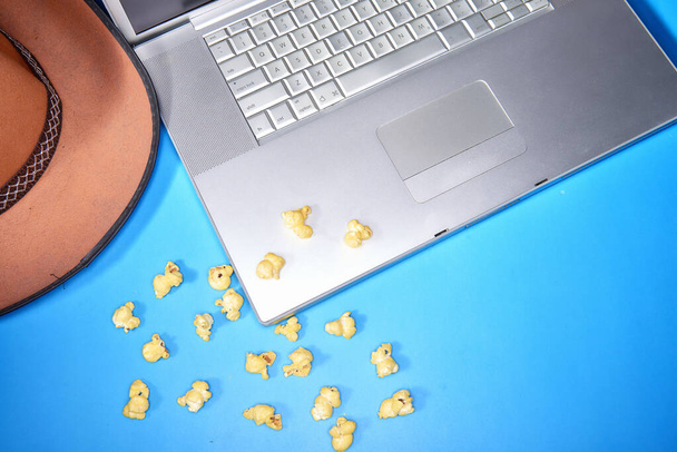 Fénykép egy laptop Mac film este lövés a kalap és popcorn - Fotó, kép