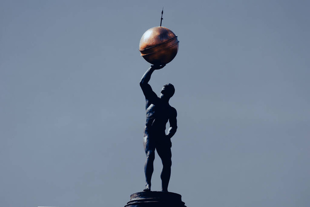 Uma estátua de Atlas segurando as esferas celestes - Foto, Imagem