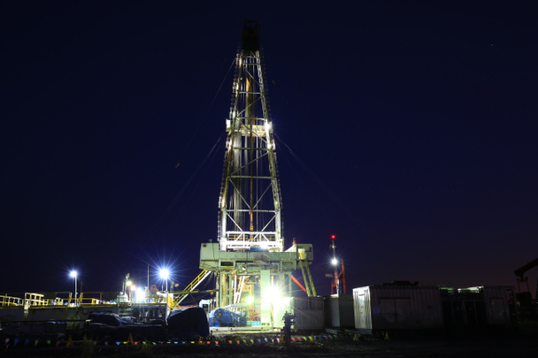 Plataforma de perforación de petróleo en la hermosa noche - Foto, Imagen