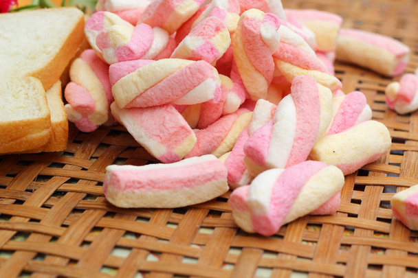 leite fresco e marshmallows rosa com uma fatia de pão
.  - Foto, Imagem