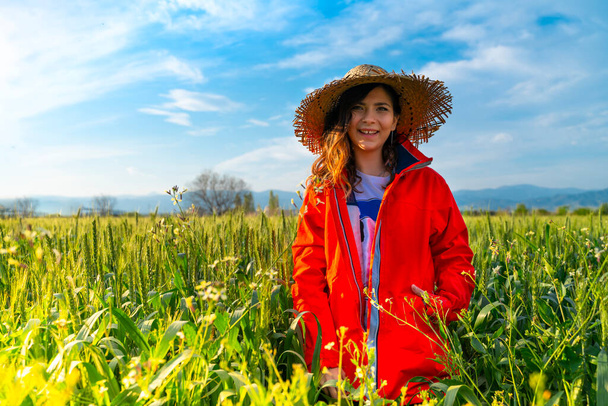 woman walking around the yellowed plant field. - Foto, Bild