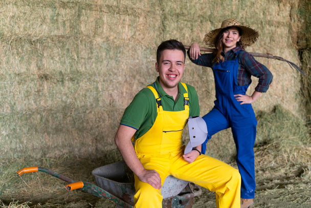 mężczyzna siedzący na kurniku i kobieta stojąca na farmie - Zdjęcie, obraz