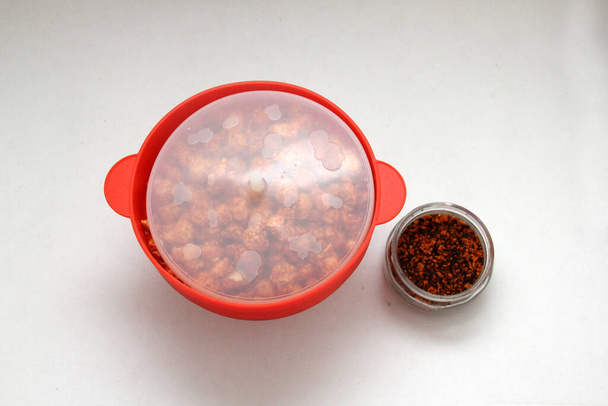 Chili borított popcorn vörös mikrohullámú sütőben - Fotó, kép