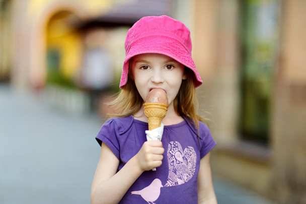 girl eating ice-cream - Foto, imagen