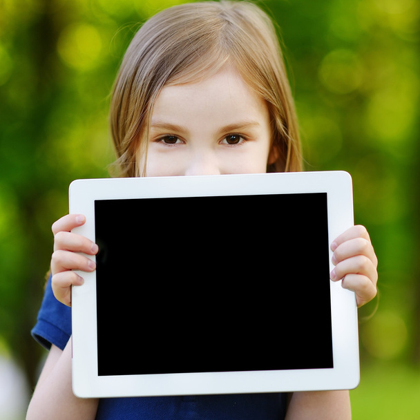 Girl holding tablet PC - Foto, afbeelding