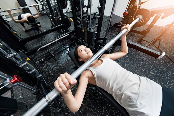 Azji młoda kobieta szkolenia w siłowni - Zdjęcie, obraz