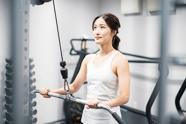Azji młoda kobieta szkolenia w siłowni - Zdjęcie, obraz