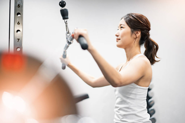 Asiático joven mujer entrenamiento en el gimnasio - Foto, imagen