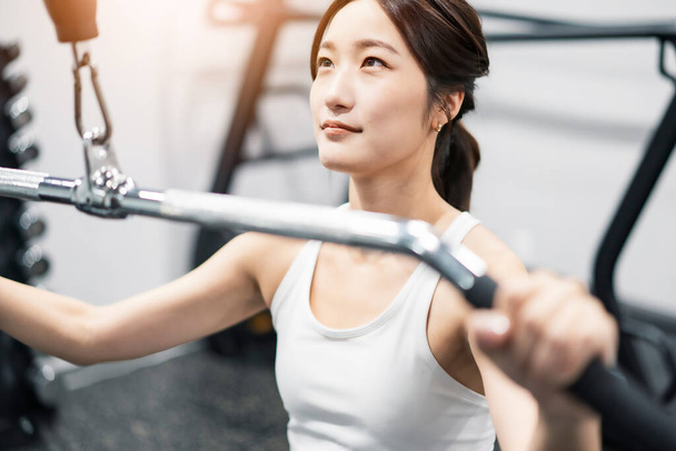 Asiatique jeune femme formation dans la salle de gym - Photo, image