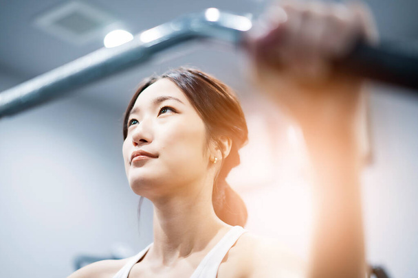 Asian young woman training in the gym - Zdjęcie, obraz