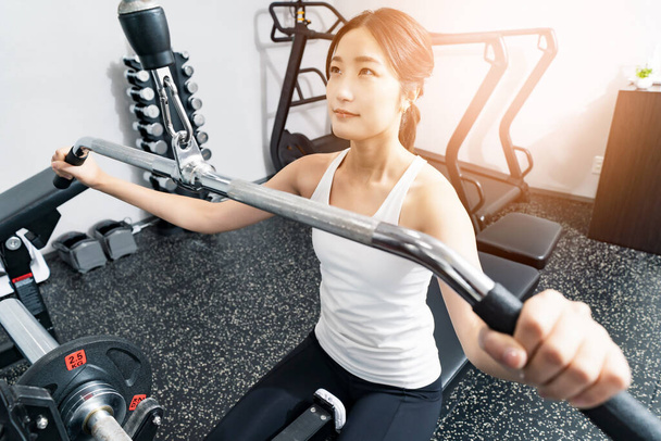 Азійська молода жінка навчається в спортзалі. - Фото, зображення