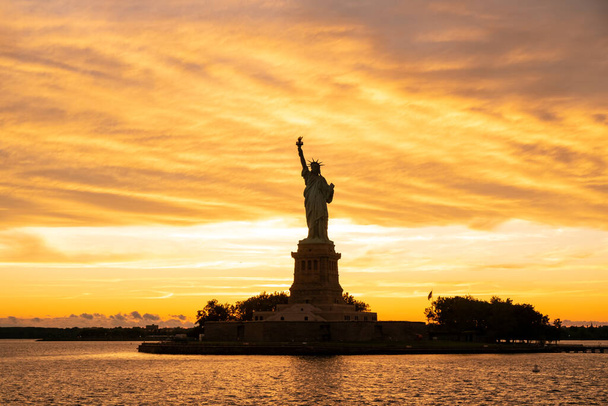 Статуя Свободы в Нью-Йорке на закате - Фото, изображение