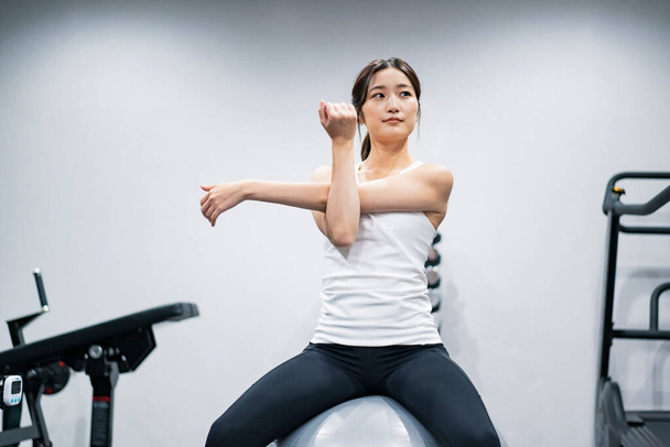 Азійська молода жінка тренується з рівновагою. - Фото, зображення