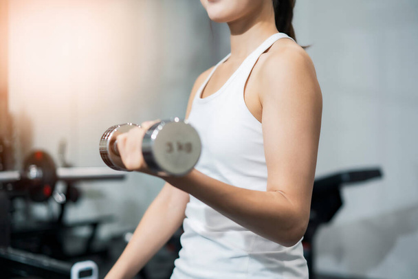 Азійська молода жінка тренується м "язів з тупиками. - Фото, зображення