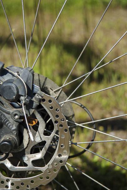 Feche os freios de disco traseiros para bicicleta. Detalhe do mecanismo de quebra. - Foto, Imagem