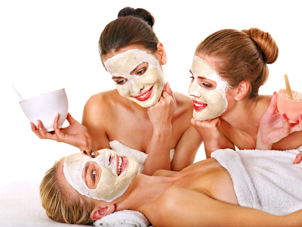 Groupe de femmes avec masque facial
. - Photo, image