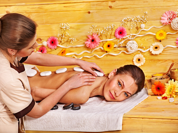 vrouw krijgen stenen therapie massage . - Foto, afbeelding