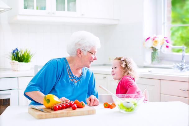babička a holčička dělat salát - Fotografie, Obrázek
