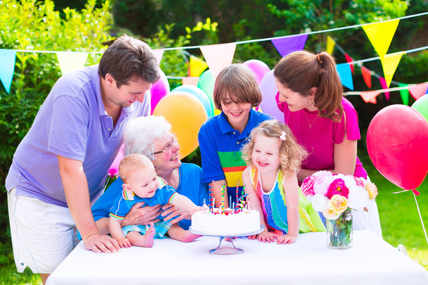 Familia feliz en una fiesta de cumpleaños
 - Foto, Imagen