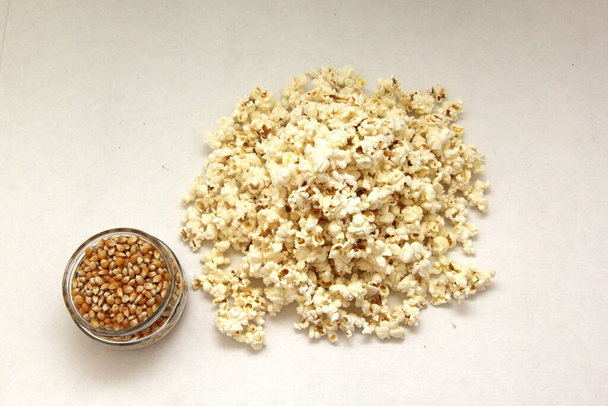 Luonnollinen popcorn luonnon maissi säiliössä tai paperipussi valmis elokuva - Valokuva, kuva