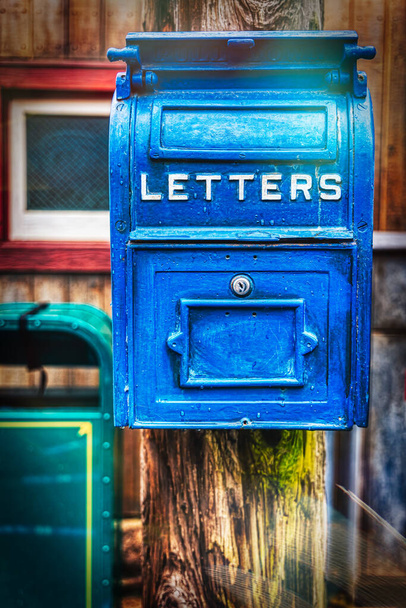 Старомодный почтовый ящик Почтового отделения США висит на телефоне в Осаке, Япония. - Фото, изображение