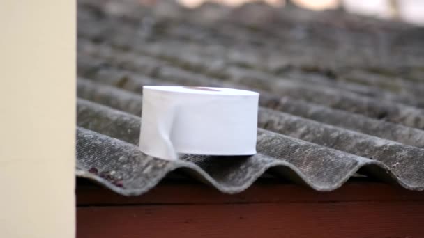 Un gran rollo de papel higiénico se encuentra en la pizarra y se balancea en el viento. - Metraje, vídeo