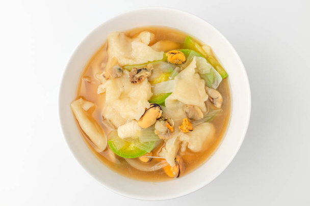 Kochbrühe aus Mehlteig. Suppengericht mit Meeresfrüchten. Gemüsesuppengericht - Foto, Bild